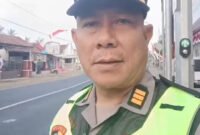Kapolsek Muncar, AKP Kusmisn, S.H saat melaksanakan pengaturan lalu lintas pagi hari (Foto: Boby pendoposatu.id)