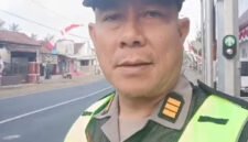 Kapolsek Muncar, AKP Kusmisn, S.H saat melaksanakan pengaturan lalu lintas pagi hari (Foto: Boby pendoposatu.id)