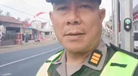 Kapolsek Muncar, AKP Kusmisn, S.H saat melaksanakan pengaturan lalu lintas pagi hari (Foto: Boby pendoposatu.id)
