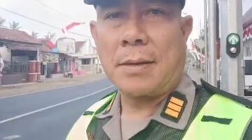 Kapolsek Muncar, AKP Kusmisn, S.H saat melaksanakan pengaturan lalu lintas pagi hari (Foto: Boby pendoposatu.id)