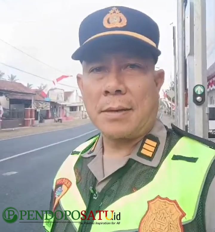 Kapolsek Muncar, AKP Kusmisn, S.H saat melaksanakan pengaturan lalu lintas pagi hari (Foto: Boby pendoposatu.id)