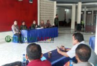 Kapolsek Muncar, Perwakilan PN Banyuwangi. Perwakilan BPN Banyuwangi saat penyelesaian di kantor desa Sumberwaras (Foto: Boby pendoposatu.id)