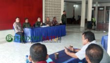 Kapolsek Muncar, Perwakilan PN Banyuwangi. Perwakilan BPN Banyuwangi saat penyelesaian di kantor desa Sumberwaras (Foto: Boby pendoposatu.id)