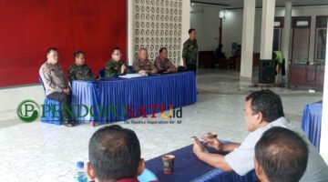 Kapolsek Muncar, Perwakilan PN Banyuwangi. Perwakilan BPN Banyuwangi saat penyelesaian di kantor desa Sumberwaras (Foto: Boby pendoposatu.id)