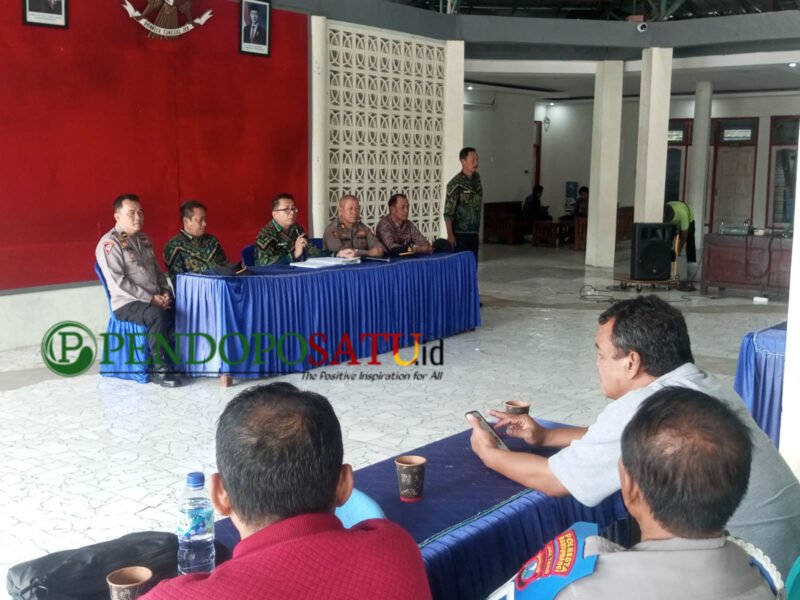Kapolsek Muncar, Perwakilan PN Banyuwangi. Perwakilan BPN Banyuwangi saat penyelesaian di kantor desa Sumberwaras (Foto: Boby pendoposatu.id)