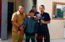 Terduga pengedar sabu saat diamankan oleh pihak sekolah SMAN 1 Rogojampi (Foto: Boby pendoposatu.id)