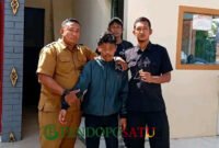 Terduga pengedar sabu saat diamankan oleh pihak sekolah SMAN 1 Rogojampi (Foto: Boby pendoposatu.id)