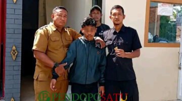 Terduga pengedar sabu saat diamankan oleh pihak sekolah SMAN 1 Rogojampi (Foto: Boby pendoposatu.id)