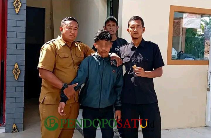 Terduga pengedar sabu saat diamankan oleh pihak sekolah SMAN 1 Rogojampi (Foto: Boby pendoposatu.id)