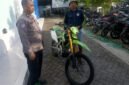 Masyarakat yang sedang mengambil unit sepada motor di Satlantas Polresta Banyuwangi (Foto: Boby pendoposatu.id)