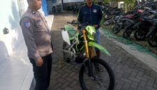 Masyarakat yang sedang mengambil unit sepada motor di Satlantas Polresta Banyuwangi (Foto: Boby pendoposatu.id)