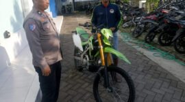 Masyarakat yang sedang mengambil unit sepada motor di Satlantas Polresta Banyuwangi (Foto: Boby pendoposatu.id)