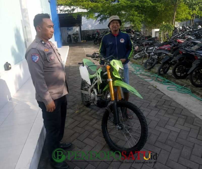Masyarakat yang sedang mengambil unit sepada motor di Satlantas Polresta Banyuwangi (Foto: Boby pendoposatu.id)