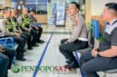 Kasat Lantas, AKP Ivan Danara Oktavian saat memberi arahan bawahannya di Satpas (Foto: Hanik pendoposatu.id)