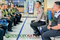Kasat Lantas, AKP Ivan Danara Oktavian saat memberi arahan bawahannya di Satpas (Foto: Hanik pendoposatu.id)