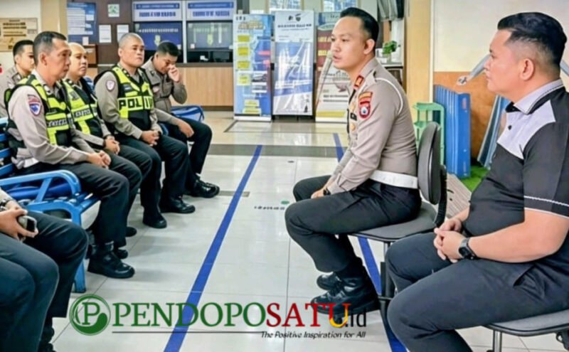 Kasat Lantas, AKP Ivan Danara Oktavian saat memberi arahan bawahannya di Satpas (Foto: Hanik pendoposatu.id)