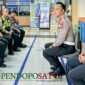Kasat Lantas, AKP Ivan Danara Oktavian saat memberi arahan bawahannya di Satpas (Foto: Hanik pendoposatu.id)