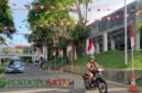 Ornamen Bendera sudah terpasang dilingkungan Pemkab Banyuwangi (Foto: Boby pendoposatu.id)