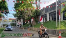 Ornamen Bendera sudah terpasang dilingkungan Pemkab Banyuwangi (Foto: Boby pendoposatu.id)