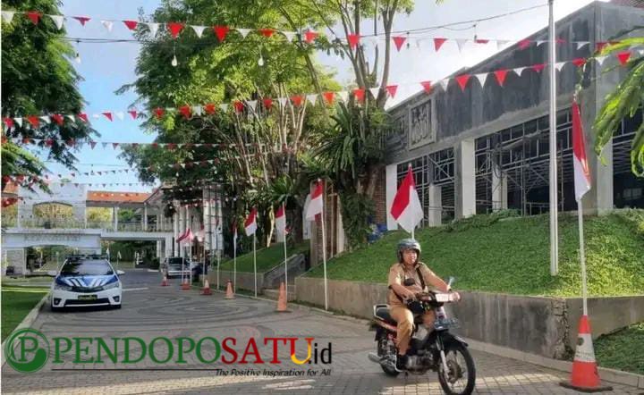 Ornamen Bendera sudah terpasang dilingkungan Pemkab Banyuwangi (Foto: Boby pendoposatu.id)