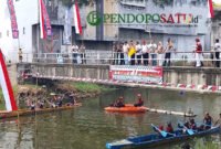 Pelaksana Tugas (Plt) Bupati Tulungagung,  Ahmad Baharudin membuka langsung lomba dayung dalam rangka memperingati HUT RI ke-81 (Foto: Hanik pendoposatu.id)