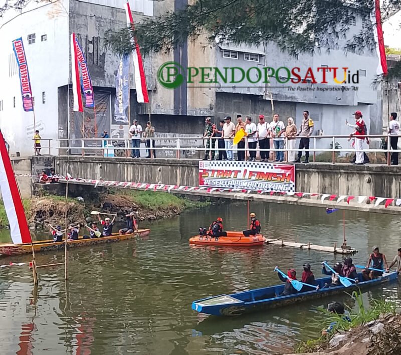 Pelaksana Tugas (Plt) Bupati Tulungagung,  Ahmad Baharudin membuka langsung lomba dayung dalam rangka memperingati HUT RI ke-81 (Foto: Hanik pendoposatu.id)