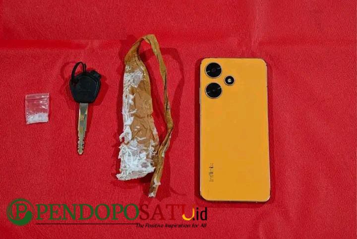 Barang Bukti diduga tersangka AM saat diamankan Satresnarkoba Polresta Banyuwangi (Foto: Boby pendoposatu.id)