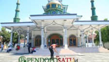 Para pegawai Lapas Kelas IIA Banyuwangi saat bergotong royong di Masjid area SAE (Foto: Boby pendoposatu.id)