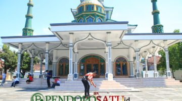 Para pegawai Lapas Kelas IIA Banyuwangi saat bergotong royong di Masjid area SAE (Foto: Boby pendoposatu.id)