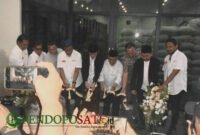 Bupati Blitar, Wakil Bupati Blitar, Gus Iqdam (tengah) dan jajaran OPD yang mendampingi, saat Pemotongan  Pita pada lounching Kopi Joz Jis (Foto: Sony pendoposatu.id)