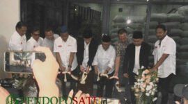 Bupati Blitar, Wakil Bupati Blitar, Gus Iqdam (tengah) dan jajaran OPD yang mendampingi, saat Pemotongan  Pita pada lounching Kopi Joz Jis (Foto: Sony pendoposatu.id)