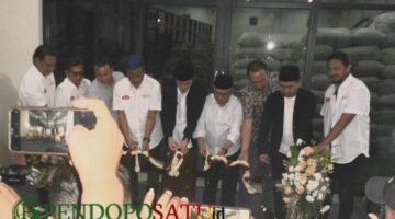 Bupati Blitar, Wakil Bupati Blitar, Gus Iqdam (tengah) dan jajaran OPD yang mendampingi, saat Pemotongan  Pita pada lounching Kopi Joz Jis (Foto: Sony pendoposatu.id)