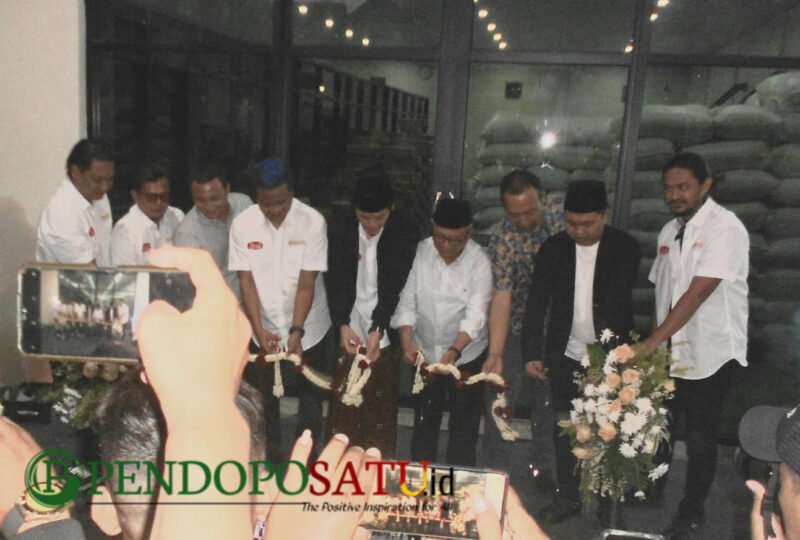 Bupati Blitar, Wakil Bupati Blitar, Gus Iqdam (tengah) dan jajaran OPD yang mendampingi, saat Pemotongan  Pita pada lounching Kopi Joz Jis (Foto: Sony pendoposatu.id)