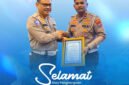 Kasatlantas Polresta Banyuwangi, Kompol I Gusti Bagus Krisna Fuady, S.I.K., M.A.P saat menerima piagam penghargaan mewakili Kapolresta (Foto: Boby pendoposatu.id)