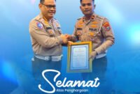 Kasatlantas Polresta Banyuwangi, Kompol I Gusti Bagus Krisna Fuady, S.I.K., M.A.P saat menerima piagam penghargaan mewakili Kapolresta (Foto: Boby pendoposatu.id)