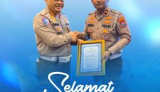 Kasatlantas Polresta Banyuwangi, Kompol I Gusti Bagus Krisna Fuady, S.I.K., M.A.P saat menerima piagam penghargaan mewakili Kapolresta (Foto: Boby pendoposatu.id)