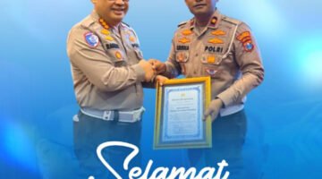 Kasatlantas Polresta Banyuwangi, Kompol I Gusti Bagus Krisna Fuady, S.I.K., M.A.P saat menerima piagam penghargaan mewakili Kapolresta (Foto: Boby pendoposatu.id)