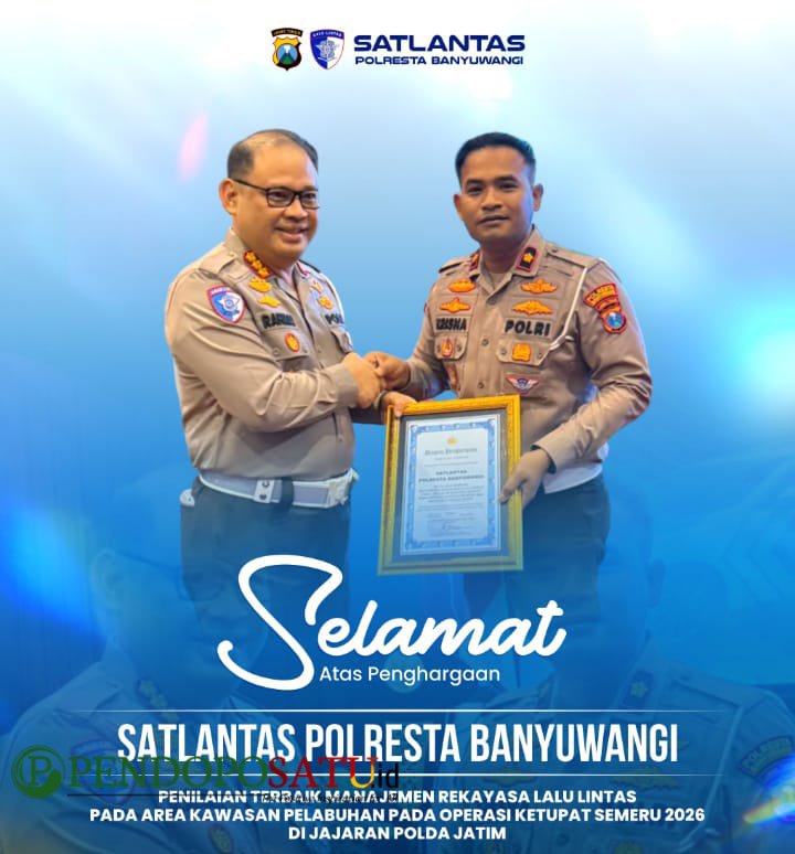 Kasatlantas Polresta Banyuwangi, Kompol I Gusti Bagus Krisna Fuady, S.I.K., M.A.P saat menerima piagam penghargaan mewakili Kapolresta (Foto: Boby pendoposatu.id)