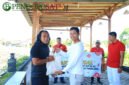 Pembagian sembako ke warga sekitar oleh pegawai Lapas II A Banyuwangi (Foto: Boby pendoposatu.id)