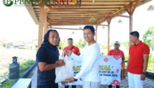 Pembagian sembako ke warga sekitar oleh pegawai Lapas II A Banyuwangi (Foto: Boby pendoposatu.id)