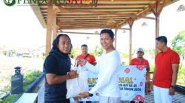 Pembagian sembako ke warga sekitar oleh pegawai Lapas II A Banyuwangi (Foto: Boby pendoposatu.id)
