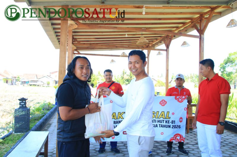 Pembagian sembako ke warga sekitar oleh pegawai Lapas II A Banyuwangi (Foto: Boby pendoposatu.id)