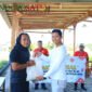 Pembagian sembako ke warga sekitar oleh pegawai Lapas II A Banyuwangi (Foto: Boby pendoposatu.id)