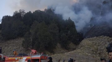 Personel gabungan TNI, Polri dan Polhut KPH Tumpang masih melakukan pemantauan dan siaga di wilayah Jemplang (Foto: dik/Hms pendoposatu.id)