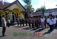Kapolsek Gambiran, AKP Dwi Wijayanto memimpin apel kesiapsiagaan bersama TNI, Polri, Satpol PP, Linmas, serta panitia penyelenggara parade sound horeg (Foto: Boby pendoposatu.id)