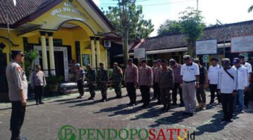 Kapolsek Gambiran, AKP Dwi Wijayanto memimpin apel kesiapsiagaan bersama TNI, Polri, Satpol PP, Linmas, serta panitia penyelenggara parade sound horeg (Foto: Boby pendoposatu.id)