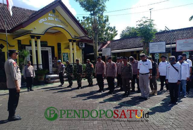 Kapolsek Gambiran, AKP Dwi Wijayanto memimpin apel kesiapsiagaan bersama TNI, Polri, Satpol PP, Linmas, serta panitia penyelenggara parade sound horeg (Foto: Boby pendoposatu.id)