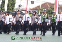 Personel petugas Polresta Banyuwangi tampak menerima piagam penghargaan dari Kapolresta (Foto: pendoposatu.id)