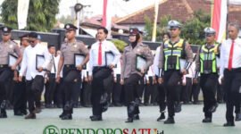 Personel petugas Polresta Banyuwangi tampak menerima piagam penghargaan dari Kapolresta (Foto: pendoposatu.id)
