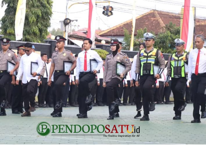 Personel petugas Polresta Banyuwangi tampak menerima piagam penghargaan dari Kapolresta (Foto: pendoposatu.id)